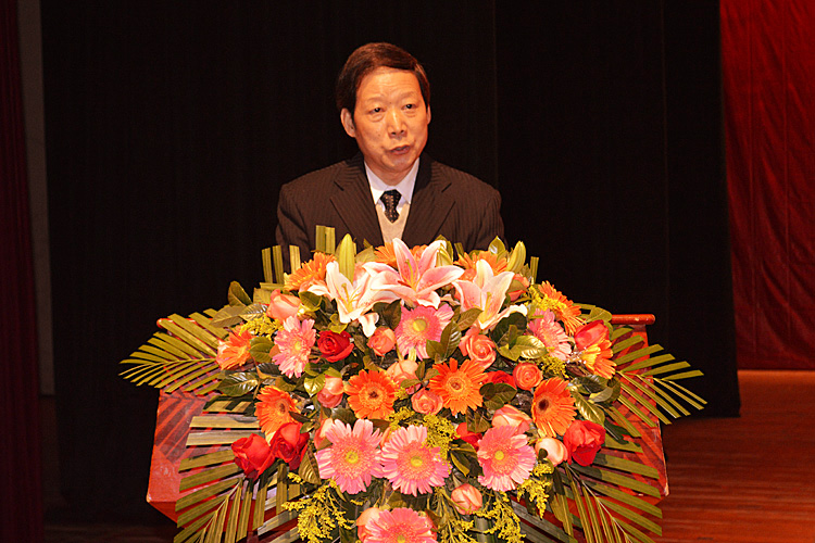 教師代表余漢發發表講話 教師代表余漢發發表講話